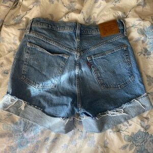 Super cute Levi 501 short : on the longer side